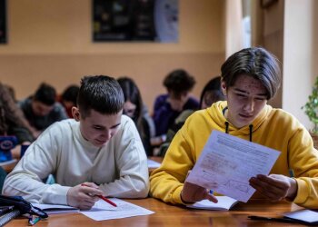 Школьникам отменили традиционные экзамены: как будет проходить вступительная кампания