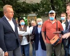 Львовяне вспомнили Садовому 14 лет в кресле: "Где детские сады?"