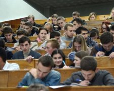 Навіщо виші судяться з бюджетниками