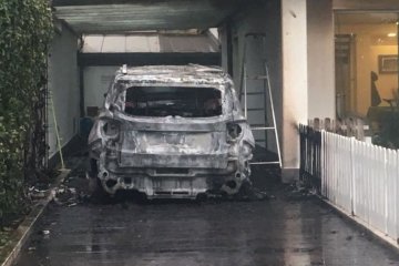Владельцу футбольного клуба из Италии сожгли две машины (фото)