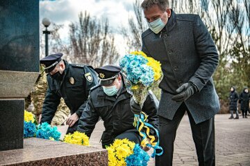 В Маріуполі вшанували пам'ять Т. Шевченка, фото: штаб ООС