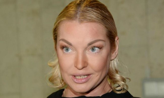 Ноги звело: Волочкова розкинула копита на злітній смузі