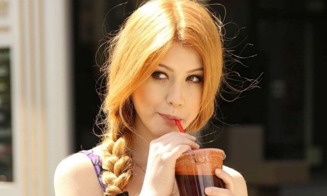 Забудьте про ці напої у спеку: що ніколи не врятує від спраги