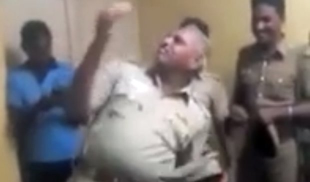 Сеть покорили дикие танцы офицера-тюремщика (видео)