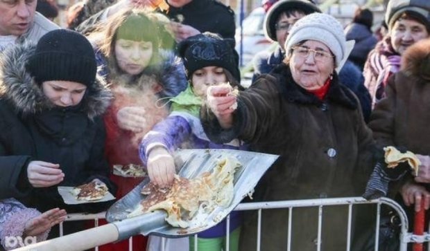  В России на Масленицу запретили кормить людей с лопат (фото)
