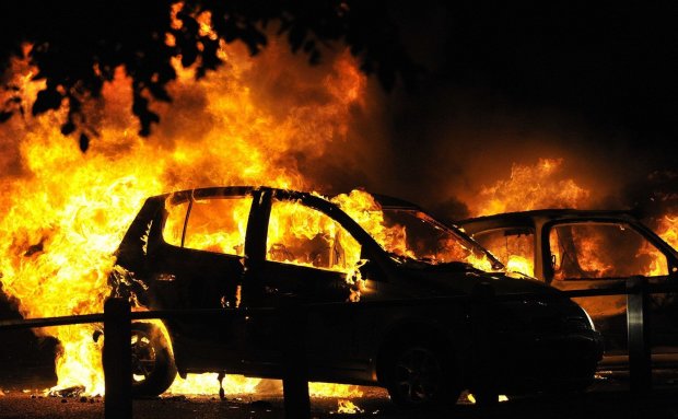 В Харькове сожгли авто топ-чиновка из окружения Кернеса: первые подробности ЧП