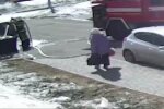 Пенсіонерку збив натиск води, кадр з відео