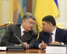 Порошенко, Луценко и Гройсмана заставили подметать улицы и собирать мусор: фото необычного "субботника"