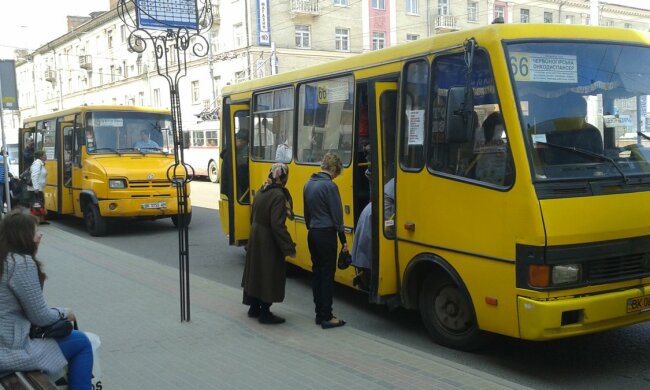 В Тернополе дерзкий маршрутчик "смял" пенсионерку, копы ищут свидетелей: "Кто видел?"