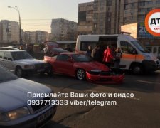 Одразу три авто зіткнулися у Києві: є постраждалі