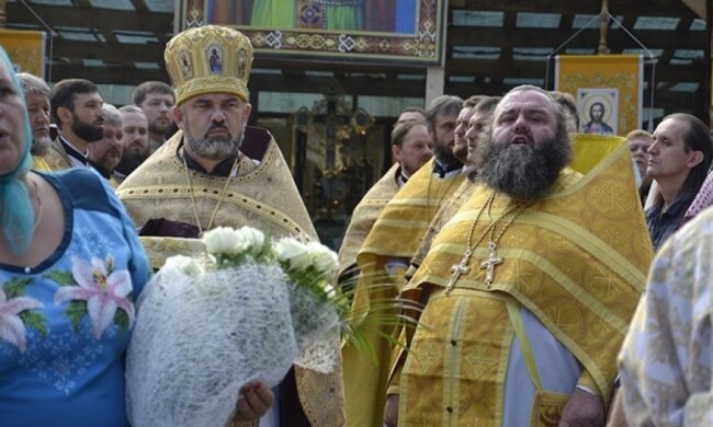 Копы отдали украинскую церковь священникам "русского мира"