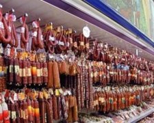 Росіянка наїлася ковбаси перед носом у продавців