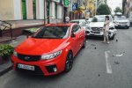 Не герой: у Києві п'яний в мотлох атошник розніс п'ять авто