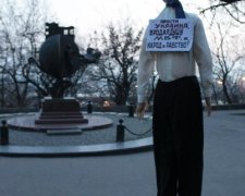 В Одессе повесили чучело Яценюка