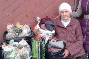 88-річна бабуся зв’язала бійцям АТО 50 пар шкарпеток (фото)