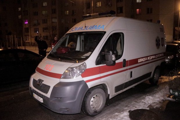 В Киеве молодой парень совершил самоубийство: повешенным его обнаружили прямо на лестничной клетке