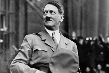 Гитлер в шортах (6 фото)