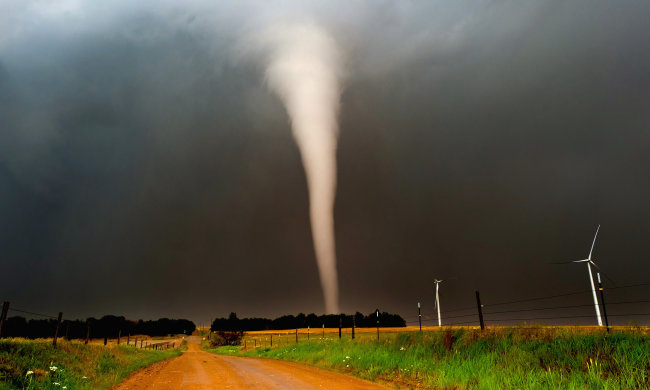 Мешканців Одещини налякало моторошне природне явище: засмоктує все на своєму шляху