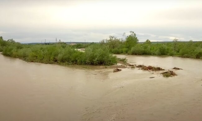 На Франківщині вода в річках піднялася на метр, рятувальники б'ють на сполох - готуйте човни