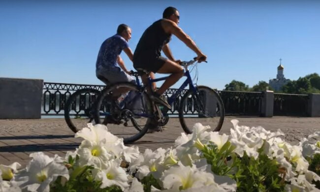велосипедисты, скриншот из видео