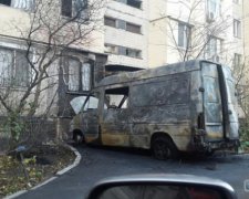 Палаюча маршрутка пошкодила дві квартири в Одесі (відео)