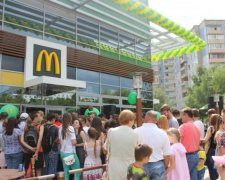 Парочку застукали за "полуничкою" у переповненому McDonald's: фото