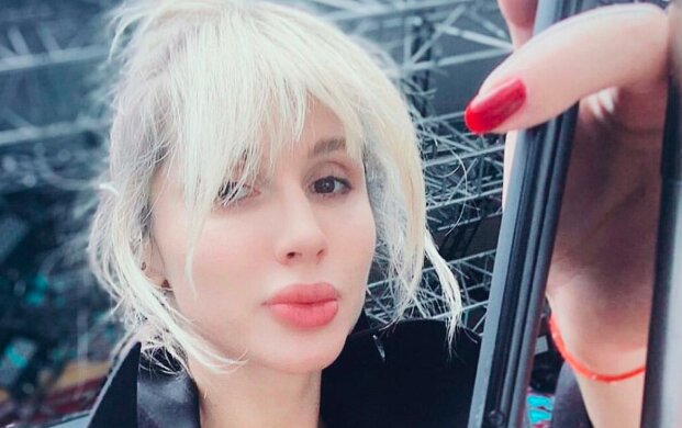 Лобода показала оголені груди в "реперській" шубі: "Так і живемо"