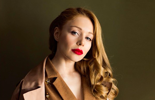 Тина Кароль показала роскошную грудь в узком корсете: женщина инопланетной красоты