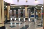 В киевском метро появились гигантские турникеты: ни один "заяц" не проскочит