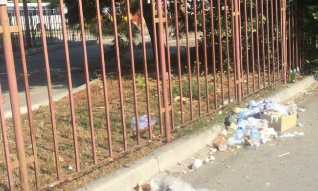 Новий порядок: Сімферополь зустрічає горами сміття (фото)