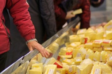 Вместо экспорта в Россию датчане раздадут сыр бездомным 