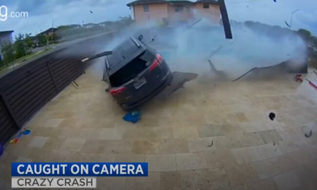 Toyota RAV4 влетела в бассейн, скриншот из видео