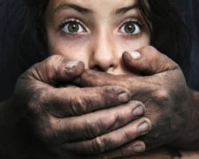 Настоящие нелюди: пятеро мужчин жестоко издевались над несовершеннолетней