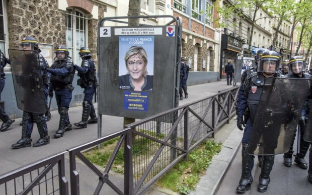 Новые столкновения в Париже: куски дерева и слезоточивый газ