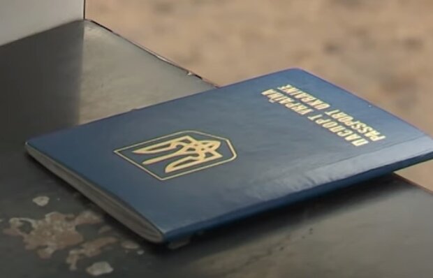 Виїзд за кордон, паспорт. Фото: скриншот Youtube
