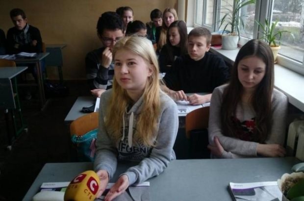 Прикарпатские ученики устроили учительнице "коридор позора"