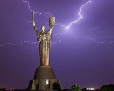 На Київ насувається шквальна гроза з градом