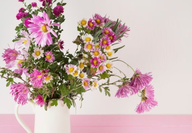 Квіти у вазі / фото: Freepik