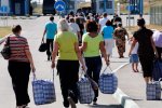 Заробітчани не можуть повернутися додому, грошей не бачать роками: втрачають більше, ніж отримують