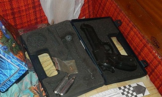 У киевского подростка изъяли мачете, биту, кастет и газовый пистолет