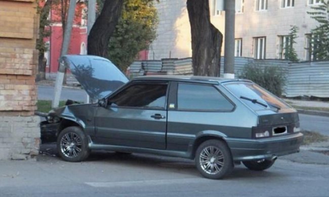 У Кіровограді легковик рикошетом влетів у будинок (фото)