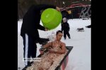 Харків'янин у ванні з олів'є / скріншот з відео