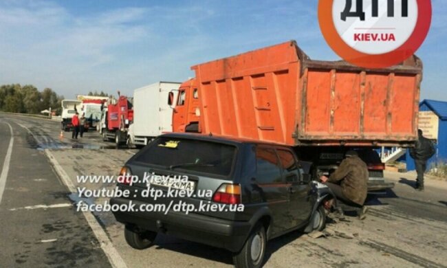 Під Києвом через дим зіткнулися вісім автомобілів (фото)