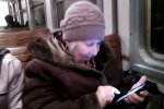Бабушка со смартфоном, скриншот YouTube