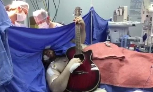 Во время операции на мозге пациент играет на гитаре
