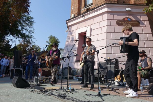 Винница, подпевай: легендарный Борис Гребенщиков устроил концерт посреди улицы, - яркие кадры