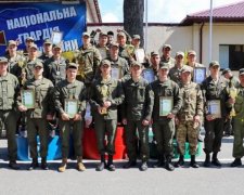 Тягни вантажівку: нацгвардійці з'ясували, хто з них найсильніший