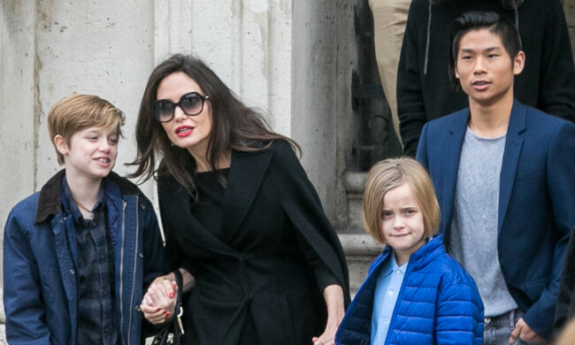Джолі разом з сином у однакових вбраннях пішли "вступати", мамі доведеться дуже постаратися: фото