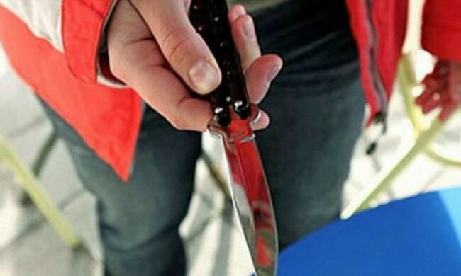 Пьяный мужчина с двумя ножами напал на милиционеров