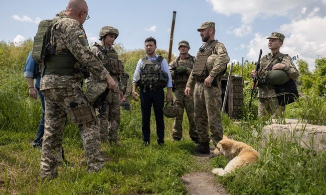 Порошенко "под мухой" и Зеленский в голубом: главнокомандующих сравнили одним фото
